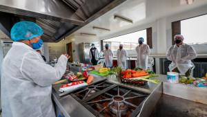 Personas con alimentos