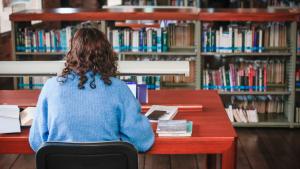 Una mujer leyendo un libro
