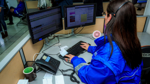 Mujer frente a un computador