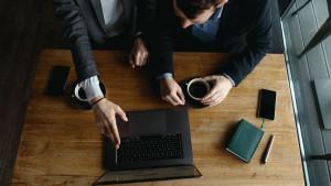 Dos personas frente a un computador