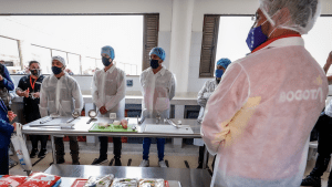 Personas con alimentos