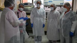 Personas con implementos de bioseguridad