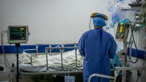 Enfermera junto a una camilla