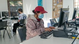 Mujer frente a un computador