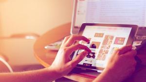 Manos en una tableta