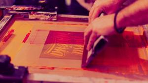 una persona haciendo serigrafía