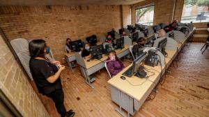 Personas frente a computadores