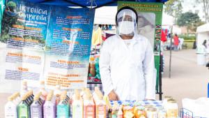 Hombre con una tienda de yogures
