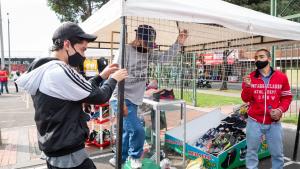 Personas en una carpa