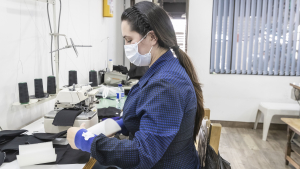 Mujer usando maquinas