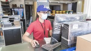 Mujer frente a un computador