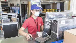 Mujer frente a un computador
