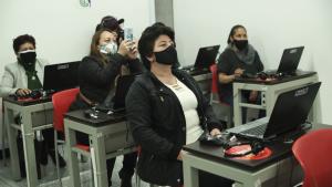 Mujer frente a un computador