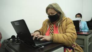 Mujer frente a un computador