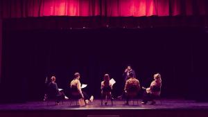 Personas en un teatro