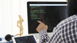 Persona frente a un computador