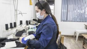 Mujer frente a una máquina