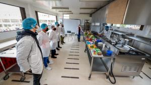 Personas manipulando alimentos