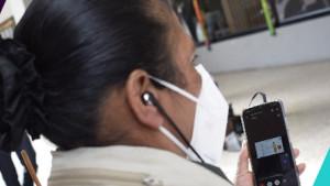 Mujer con un celular