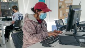 Mujer frente a un computador