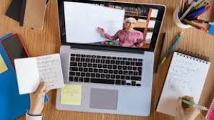 Persona frente a un computador