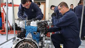 Personas reparando una máquina