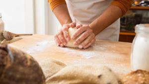 Mujer haciendo pan