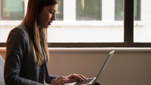 Mujer frente a un computador