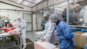 Personas manipulando alimentos