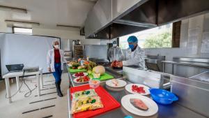 Personas con alimentos