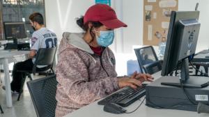 Mujer frente a un computador