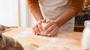 Persona preparando pan
