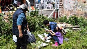 Personas en un jardín