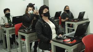 Mujeres frente a computadores