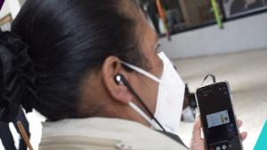 Mujer con un celular