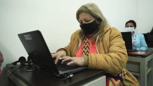 Mujer frente a un computador