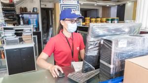 Personas frente a un computador