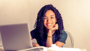 Mujer frente a un computador