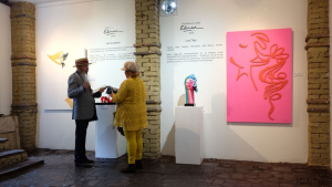 Dos personas recorren una de las exhibiciones de Barcú.