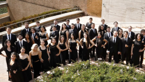 Jóvenes del Coro Filarmónico Juvenil posan vestidos de negro y muy sonrientes.