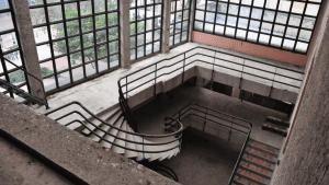 El interior de la casa Espacio Odeón, cubierto de grandes ventanales.