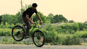 Un hombre joven monta bicicleta.