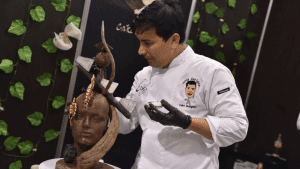 Un chef moldea una escultura de chocolate.