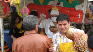 imagen de un comerciante vendiendo chicha.