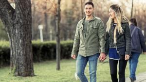 Imagen ilustrativa. Pareja de jóvenes caminan agarrados de manos.