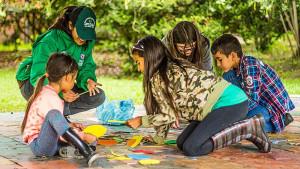 Niños y niñas en jornada de las vacaciones científicas del Jardín Botánico de Bogotá