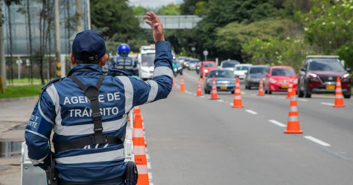 Foto de una agente de trásnito en una vía de Bogotá
