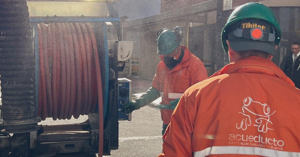 Foto que muestra trabajadores del Acueducto de Bogotá