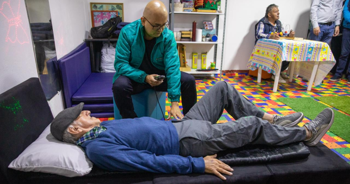 Imagen de una persona mayor probando una cama