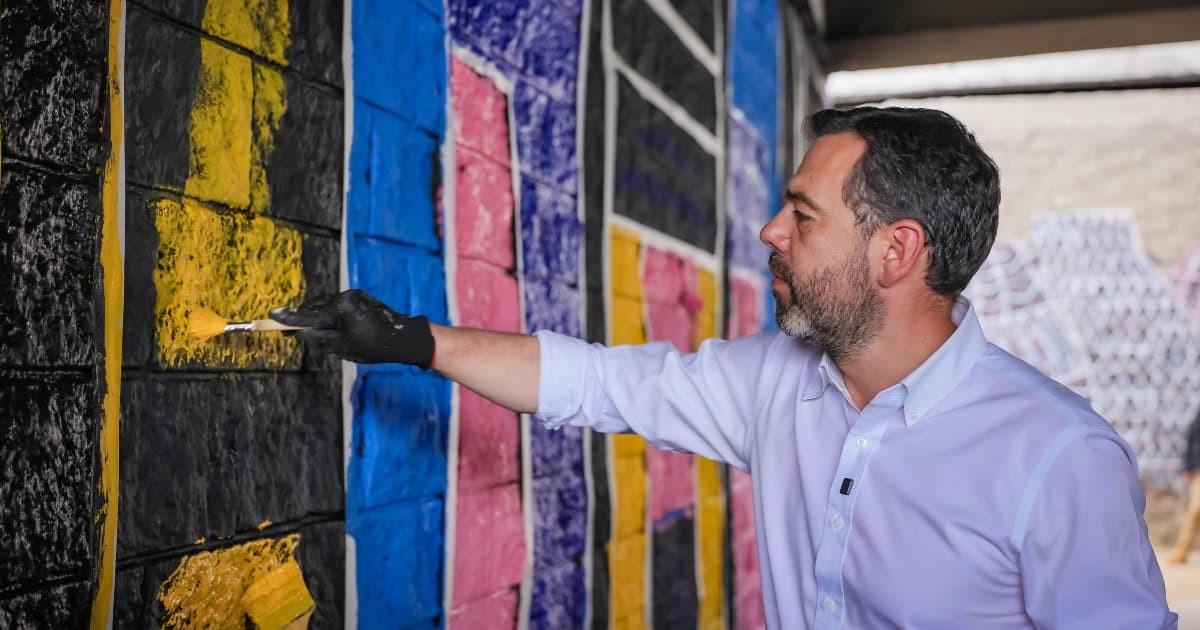 Foto del alcalde Carlos Fernando Galán en acciones de recuperación de espacio público en la localidad de Engativá.